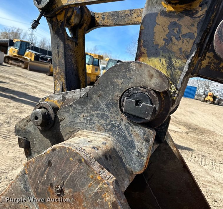 image for item DG0497 2001 John Deere 200CLC excavator