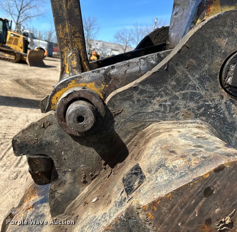 image for item DG0497 2001 John Deere 200CLC excavator