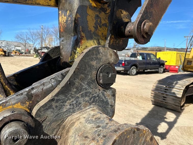 image for item DG0497 2001 John Deere 200CLC excavator