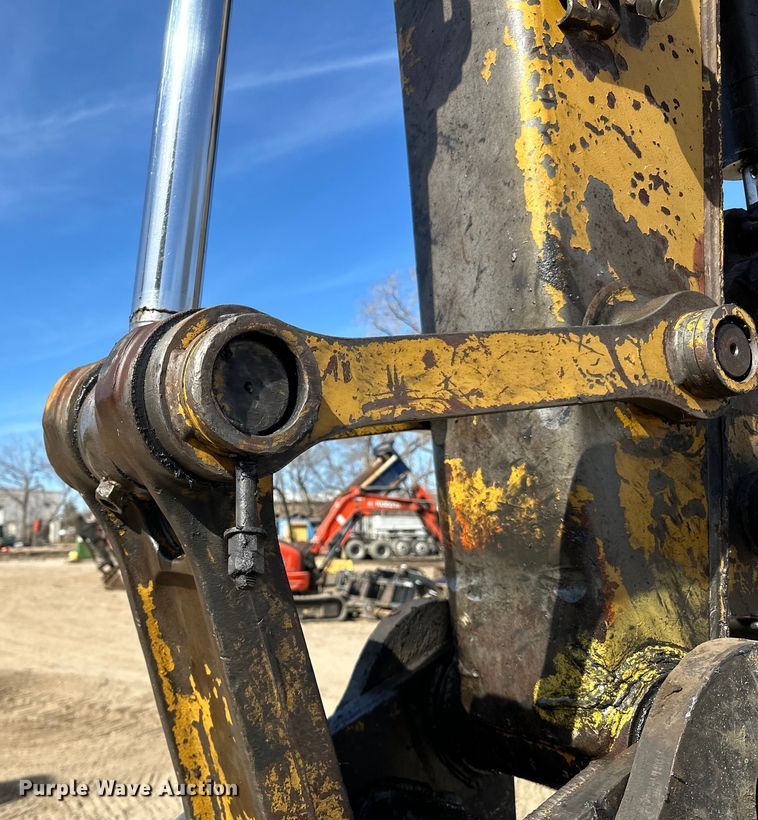 image for item DG0497 2001 John Deere 200CLC excavator