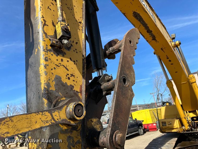 image for item DG0497 2001 John Deere 200CLC excavator