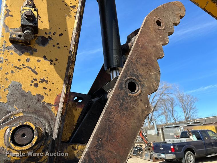 image for item DG0497 2001 John Deere 200CLC excavator