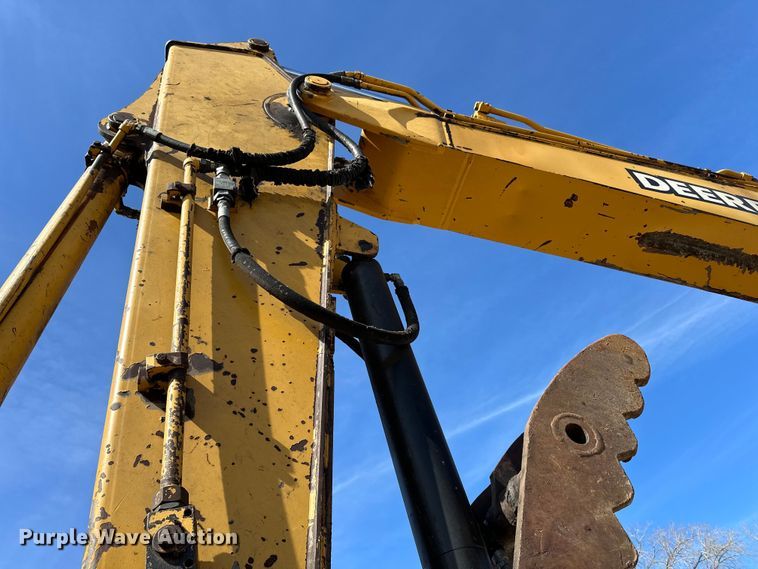 image for item DG0497 2001 John Deere 200CLC excavator