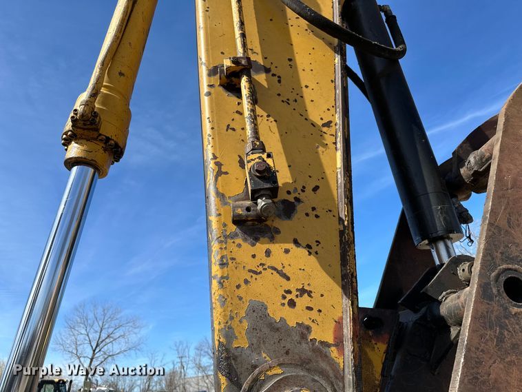 image for item DG0497 2001 John Deere 200CLC excavator