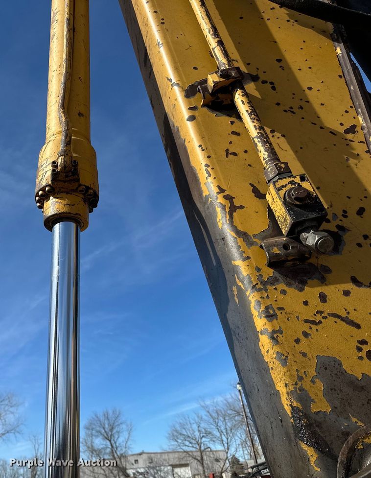 image for item DG0497 2001 John Deere 200CLC excavator