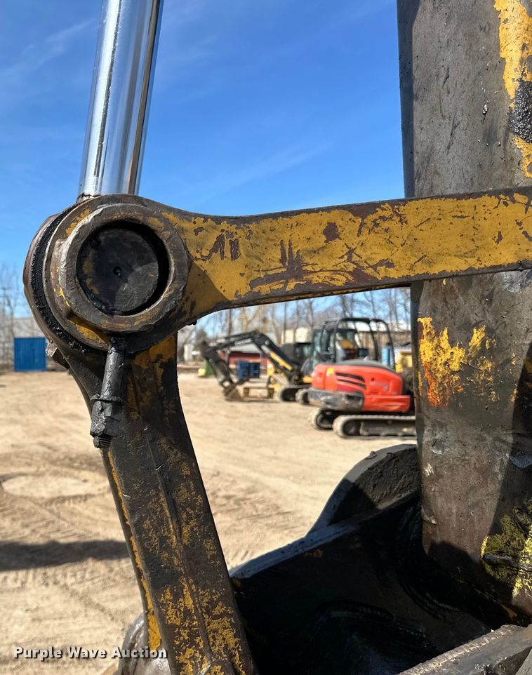 image for item DG0497 2001 John Deere 200CLC excavator