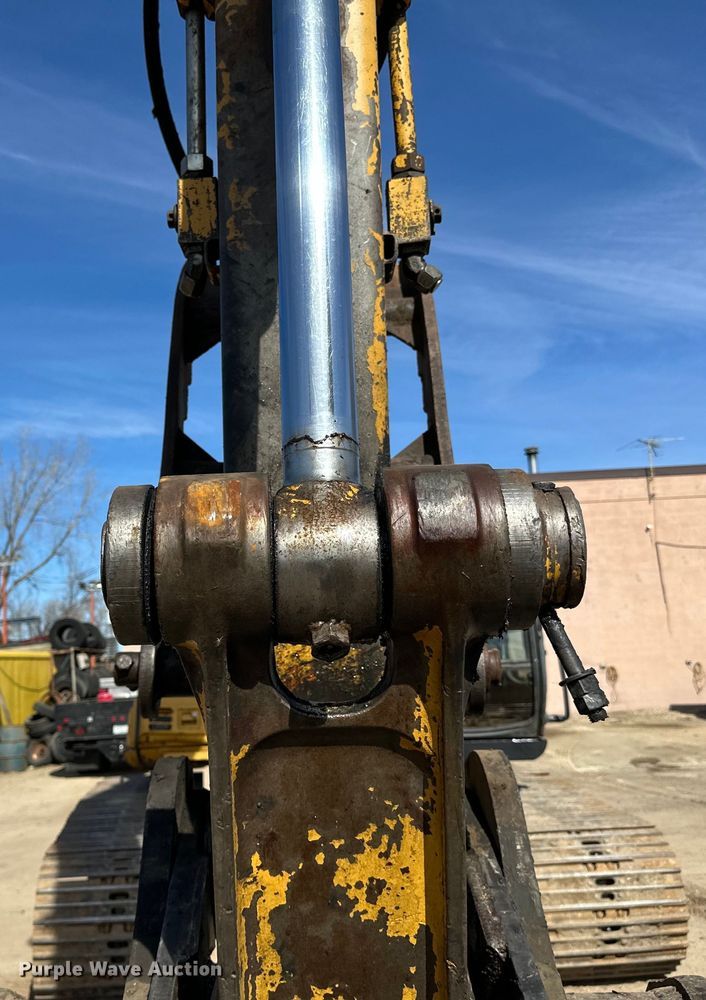 image for item DG0497 2001 John Deere 200CLC excavator