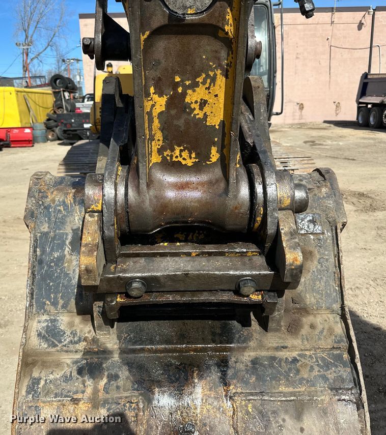 image for item DG0497 2001 John Deere 200CLC excavator