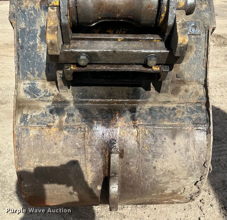 image for item DG0497 2001 John Deere 200CLC excavator