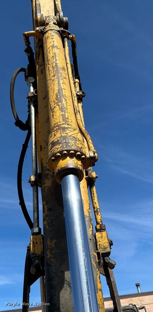 image for item DG0497 2001 John Deere 200CLC excavator