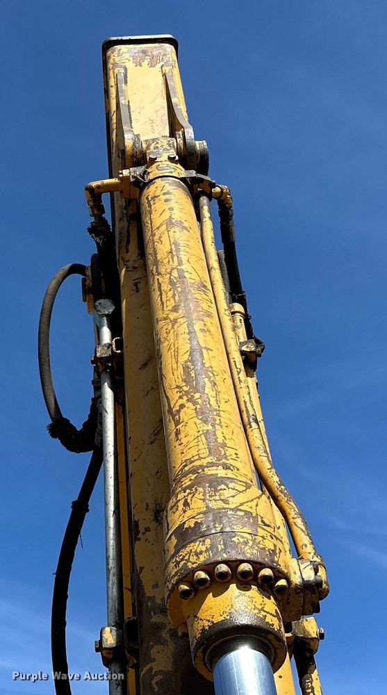 image for item DG0497 2001 John Deere 200CLC excavator