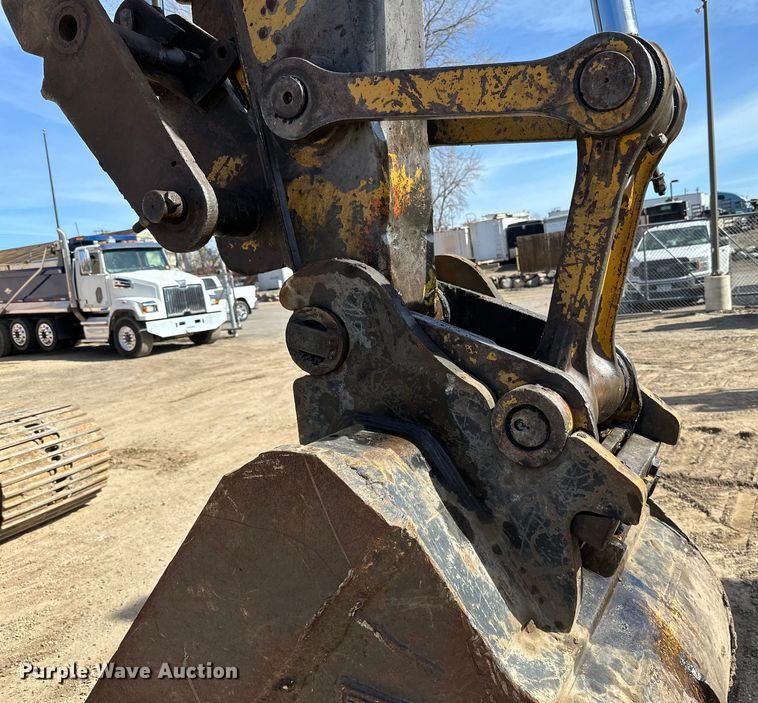 image for item DG0497 2001 John Deere 200CLC excavator