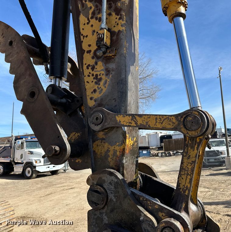 image for item DG0497 2001 John Deere 200CLC excavator