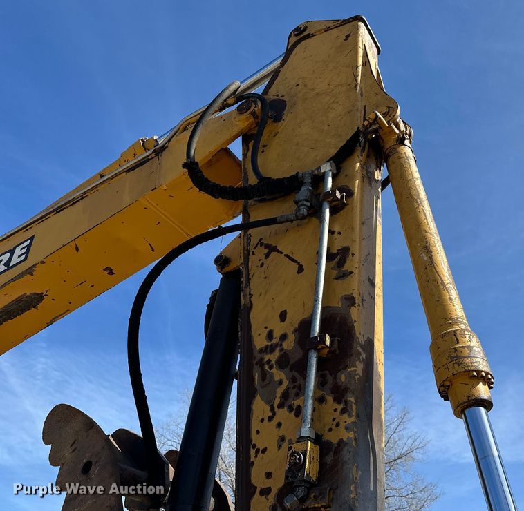 image for item DG0497 2001 John Deere 200CLC excavator