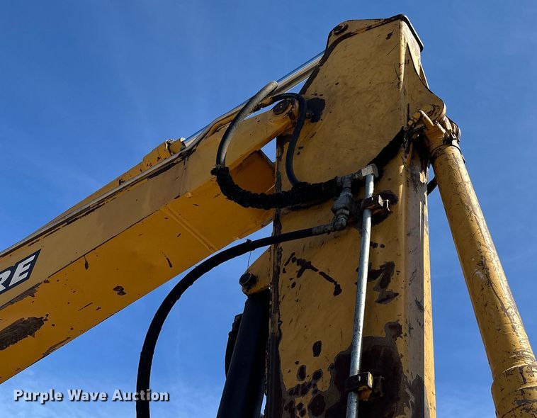 image for item DG0497 2001 John Deere 200CLC excavator