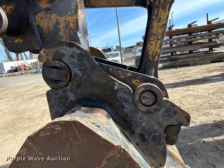 image for item DG0497 2001 John Deere 200CLC excavator