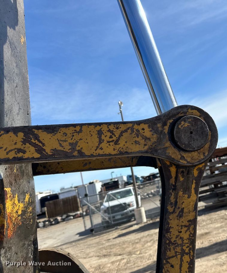 image for item DG0497 2001 John Deere 200CLC excavator