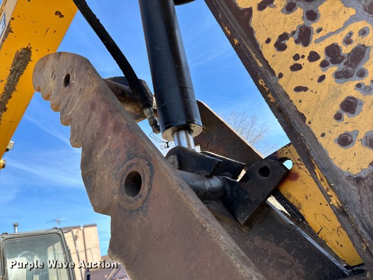 image for item DG0497 2001 John Deere 200CLC excavator