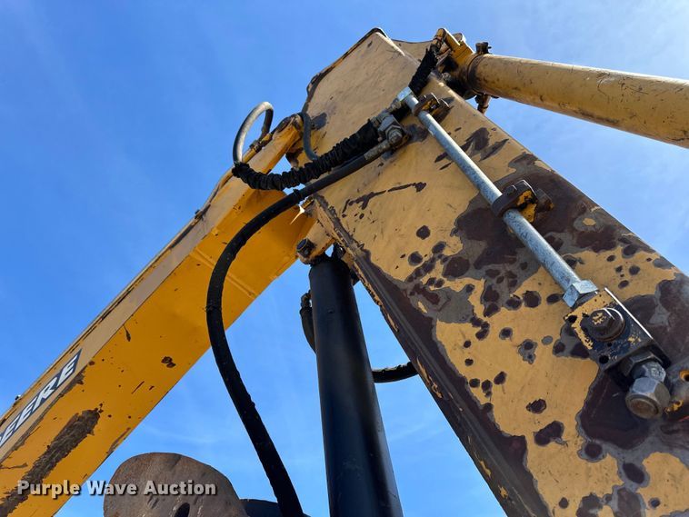 image for item DG0497 2001 John Deere 200CLC excavator