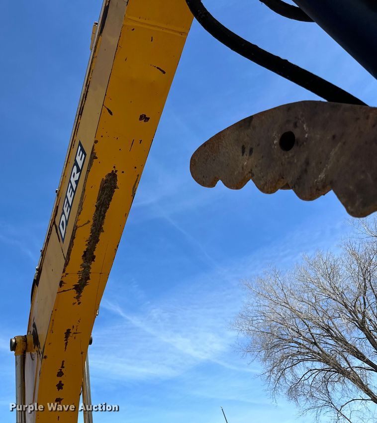 image for item DG0497 2001 John Deere 200CLC excavator