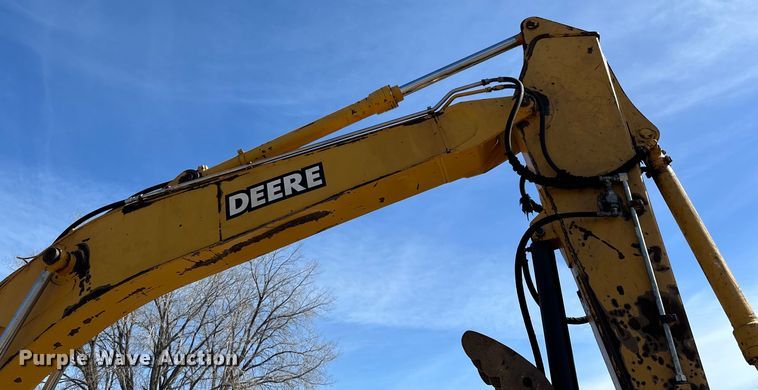 image for item DG0497 2001 John Deere 200CLC excavator