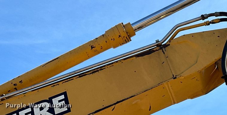 image for item DG0497 2001 John Deere 200CLC excavator