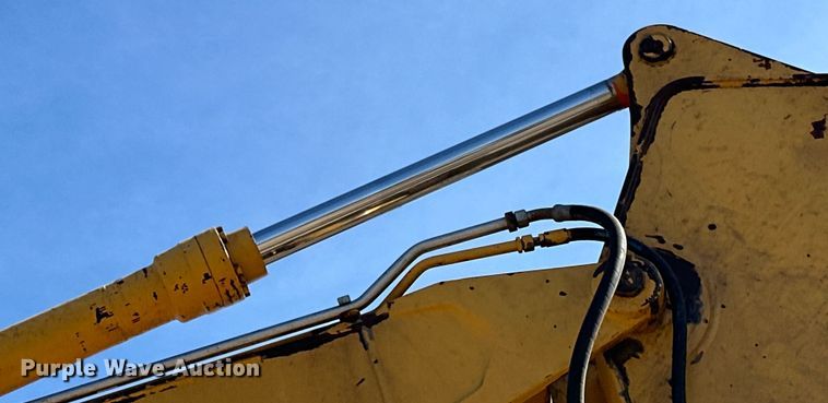 image for item DG0497 2001 John Deere 200CLC excavator