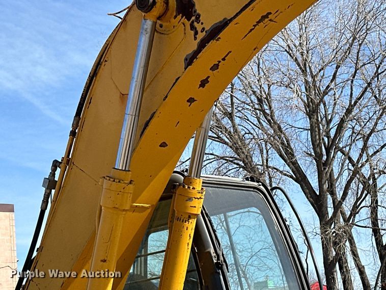 image for item DG0497 2001 John Deere 200CLC excavator