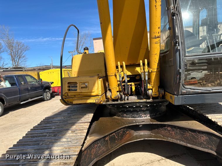 image for item DG0497 2001 John Deere 200CLC excavator