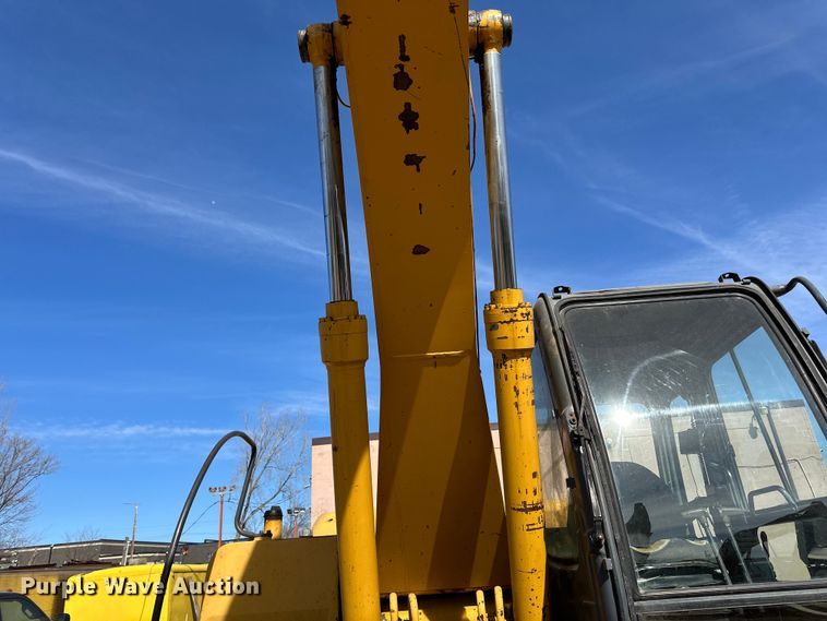 image for item DG0497 2001 John Deere 200CLC excavator