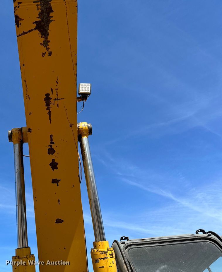 image for item DG0497 2001 John Deere 200CLC excavator