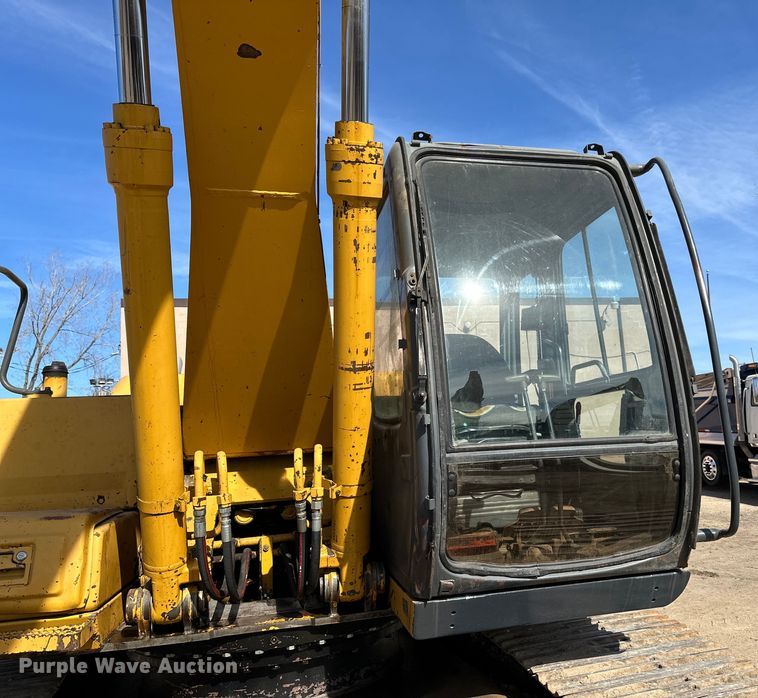 image for item DG0497 2001 John Deere 200CLC excavator