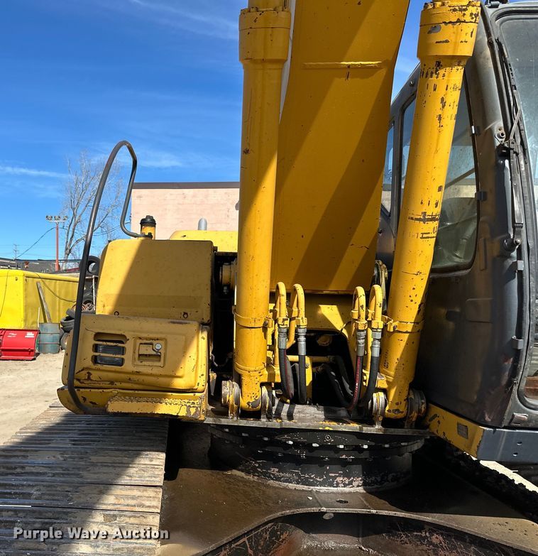 image for item DG0497 2001 John Deere 200CLC excavator