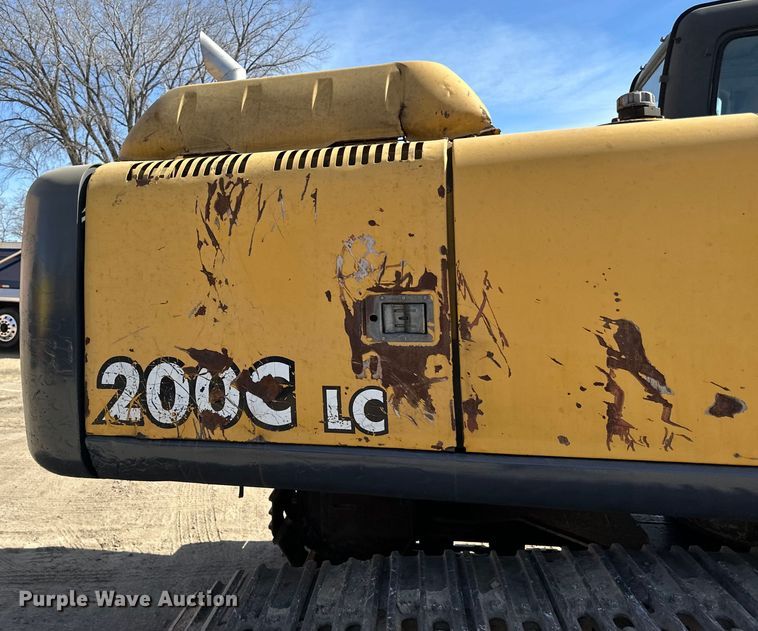 image for item DG0497 2001 John Deere 200CLC excavator