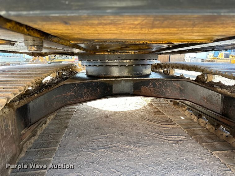 image for item DG0497 2001 John Deere 200CLC excavator