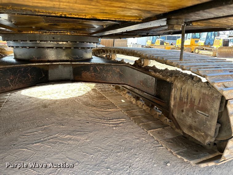 image for item DG0497 2001 John Deere 200CLC excavator