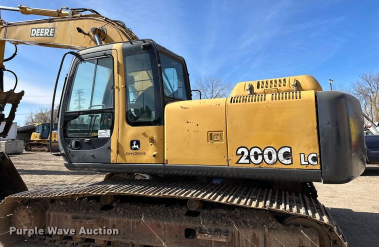 image for item DG0497 2001 John Deere 200CLC excavator