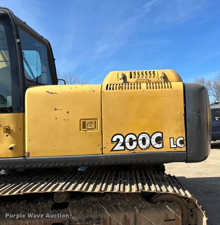 image for item DG0497 2001 John Deere 200CLC excavator