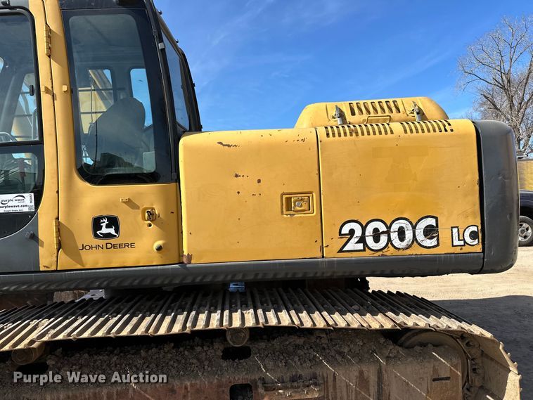 image for item DG0497 2001 John Deere 200CLC excavator