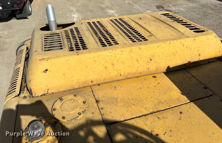 image for item DG0497 2001 John Deere 200CLC excavator