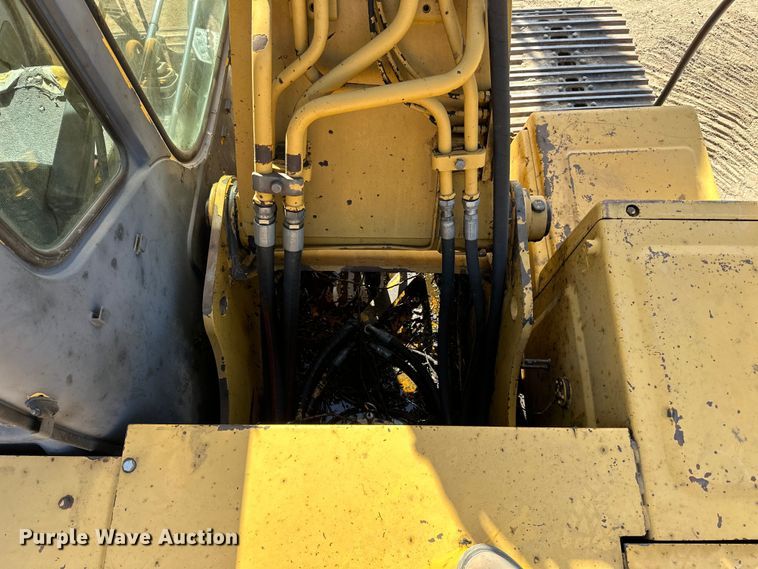 image for item DG0497 2001 John Deere 200CLC excavator