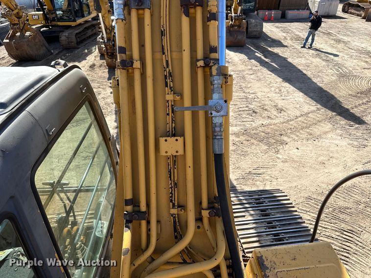 image for item DG0497 2001 John Deere 200CLC excavator