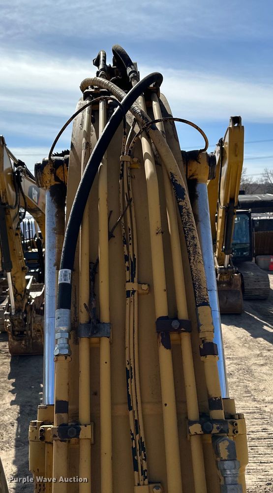 image for item DG0497 2001 John Deere 200CLC excavator