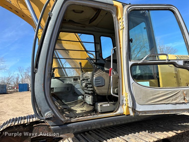 image for item DG0497 2001 John Deere 200CLC excavator