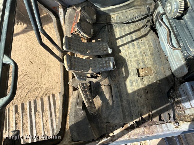 image for item DG0497 2001 John Deere 200CLC excavator