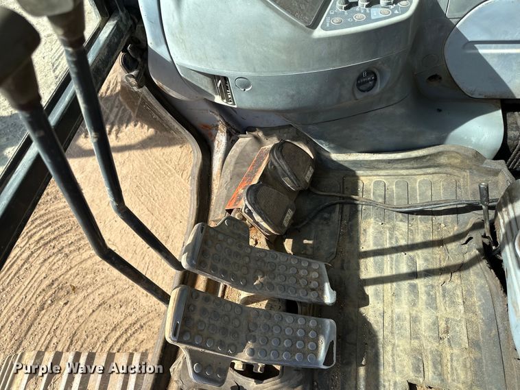 image for item DG0497 2001 John Deere 200CLC excavator