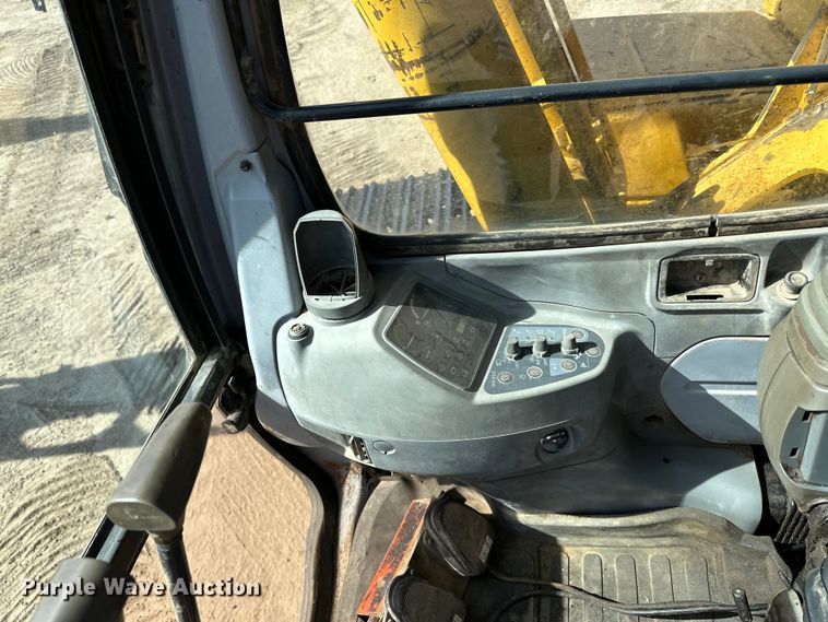 image for item DG0497 2001 John Deere 200CLC excavator