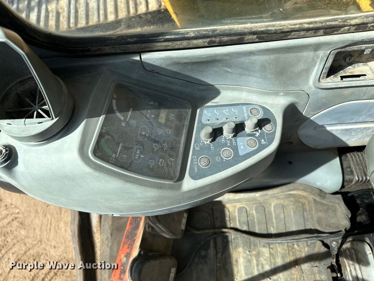 image for item DG0497 2001 John Deere 200CLC excavator