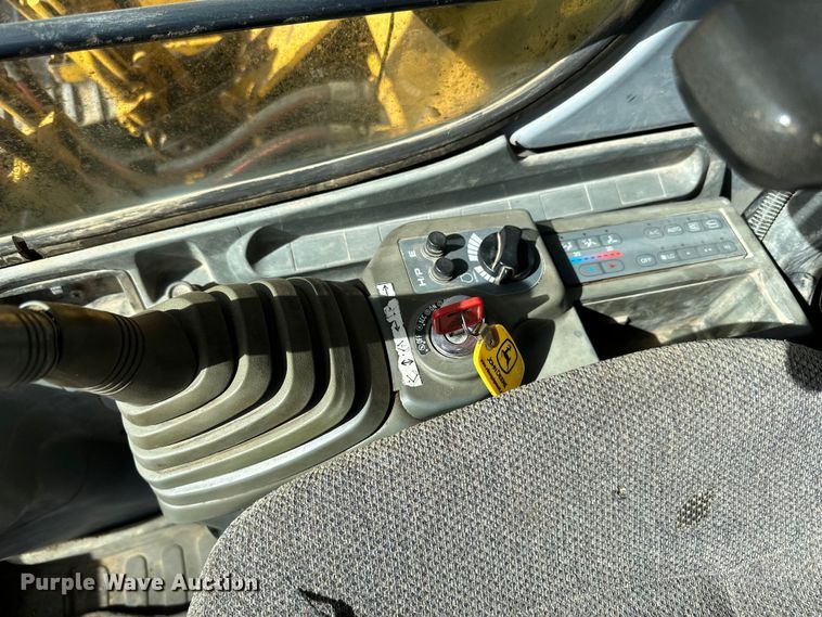 image for item DG0497 2001 John Deere 200CLC excavator