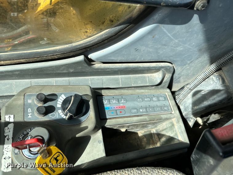 image for item DG0497 2001 John Deere 200CLC excavator